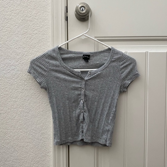 *USED Art class target gray crop tee kids size 7/8 - Picture 1 of 3